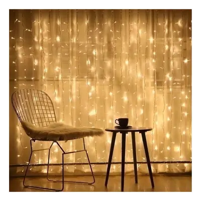 Cortina de luz LED na parede, ao lado de uma cadeira e mesa de apoio