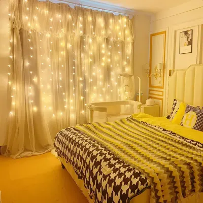 Cortina de luz LED na janela de um quarto