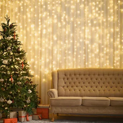 Cortina de luz LED atrás do sofá, com árvore de Natal