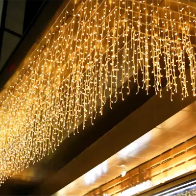 Luzes LED de fio de cobre caindo em cascata de uma fachada